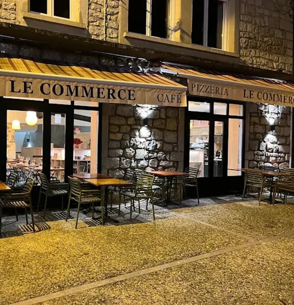 Façade et terrasse du restaurant Le Commerce, rue Nationale à Ruoms
